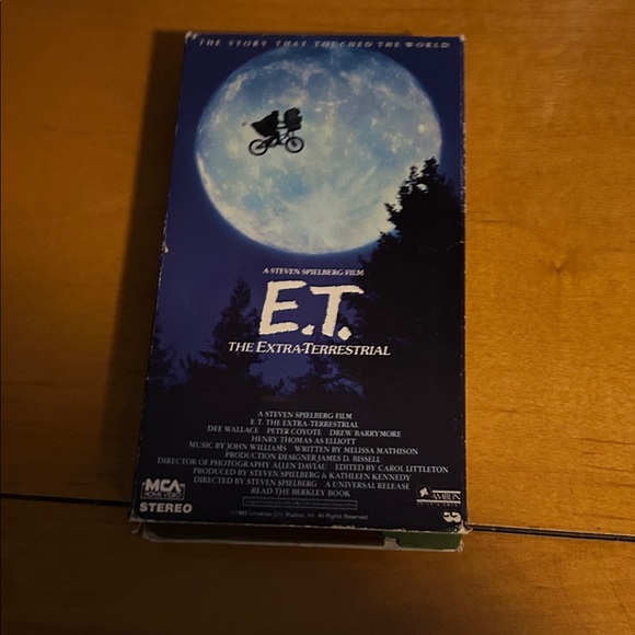 E.T. The Extra-Terrestrial VHS Tape - Picture 1 of 3